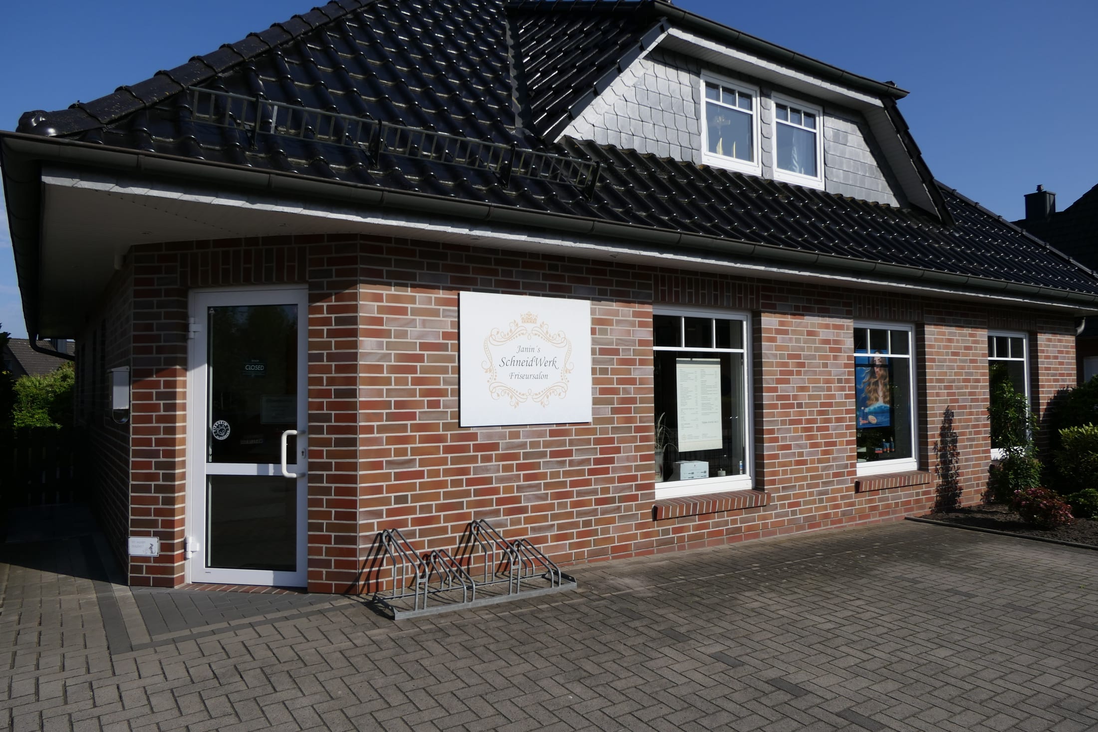 Außenansicht des Salons SchneidWerk in Rastede