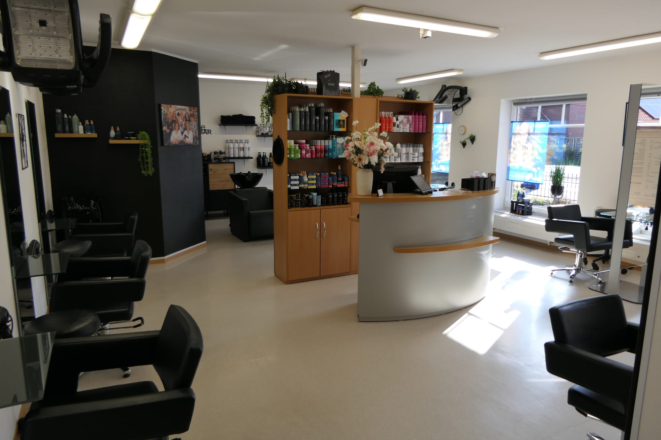Heller Salonbereich mit Schnittplätzen