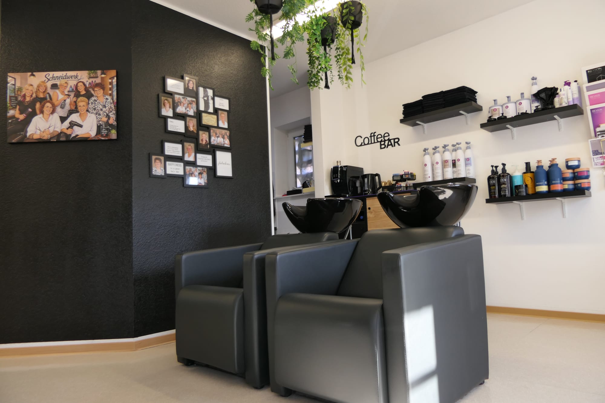 Waschplätze und Lounge-Bereich